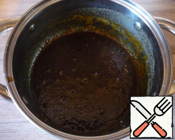Wait for the contents of the saucepan to cool down, to speed up the process can be put in a container of cold water. We get something like caramel, awesome smelling and appetizing. Mix the eggs one by one, then flour.