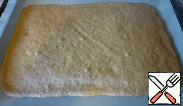 Bake in a preheated 180 gr. oven. Thin crust, baked quickly, about 10-12 min. Cut the finished cake in half (it is large, almost the entire sheet). We do the same with the second half of the test.
