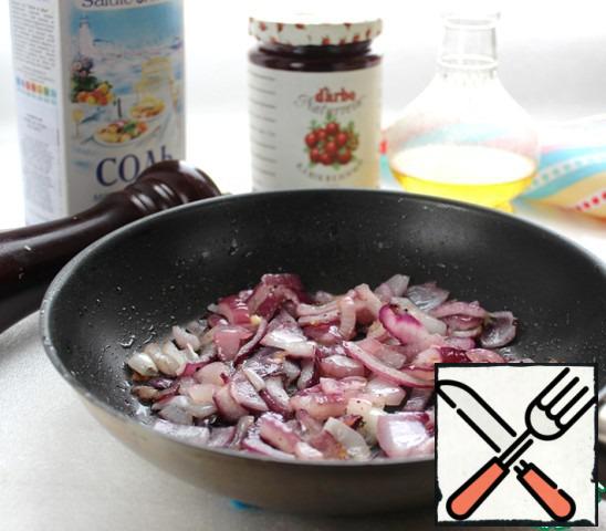 In the heated olive or vegetable oil, add onions, fry until it changes color, add salt and freshly ground pepper, simmer for 15-20 minutes on low heat.