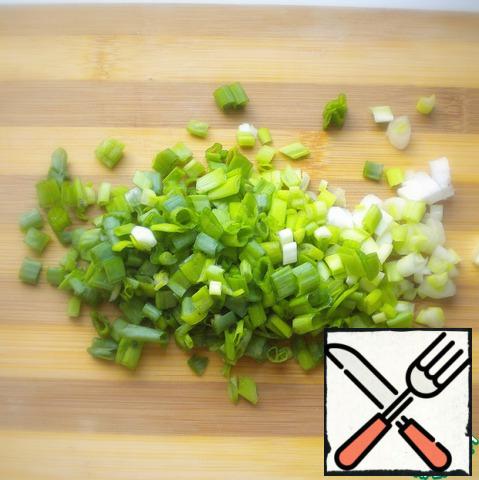 Chop the green onions finely.
