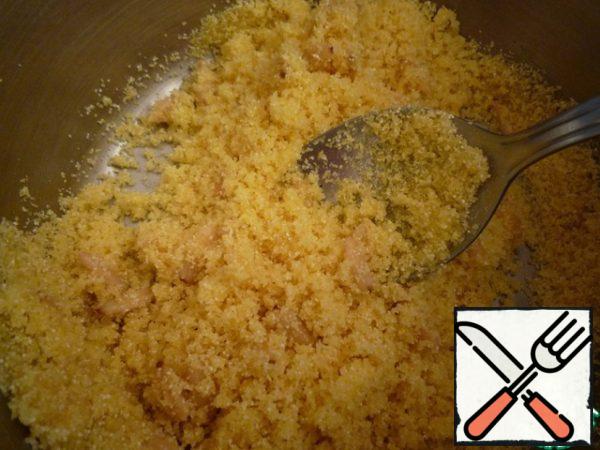 Add pine nuts, stirring, fry for a few seconds. Add semolina. Stirring, continue to fry until the semolina acquires a golden hue.

