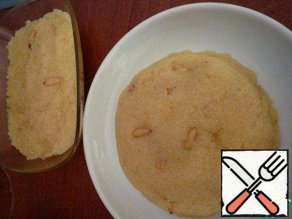 Continue cooking over low heat until tender. We transfer the porridge into dessert molds or just onto a plate.
