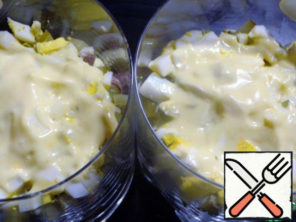 Sliced eggs, mayonnaise.