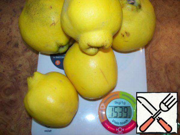 Take Mature quince. I had 1.3 kg. Thoroughly wash and put in the pot.