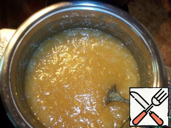 Put on the stove and cook for 25-30 minutes over low heat, stirring occasionally. When marmalade is ready, it thickens and darkens.