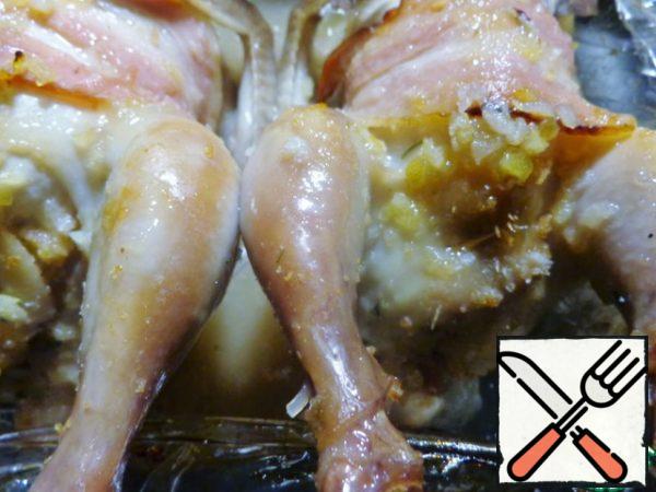 Pour in the remaining marinade, cover with a sleeve and bake in a preheated 220 degree oven for 20-25 minutes. To get a crispy crust, a few minutes before the sleeve is ready, you can open it and bake the remaining time without it.
