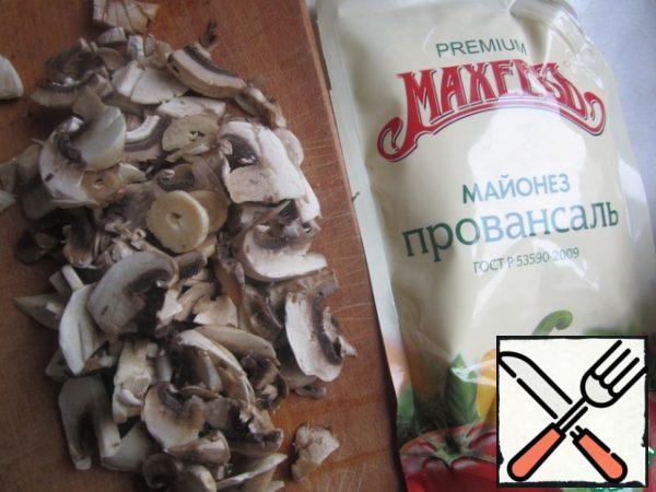 Cut the mushrooms into thin slices, simmer until tender, add salt.
