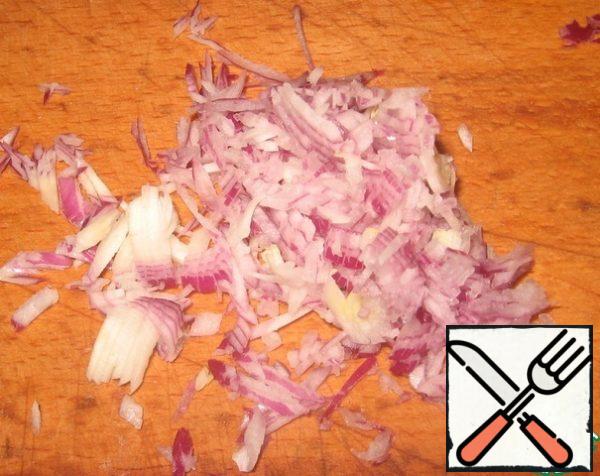 Finely chop the red onion and put it into a deep Cup.