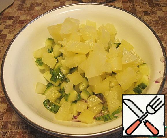 Pineapple peel and cut the same cubes as the cucumber. You put it all together.