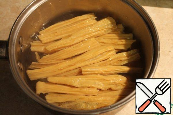 PREPARE ASPARAGUS IN ADVANCE! Pour boiling water, leave for 3 hours. After the time has elapsed, check if it is ready.
