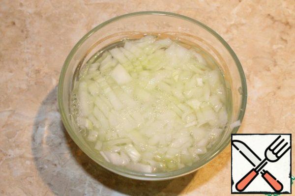 Half the onion finely chopped, scalded with boiling water, pour the vinegar for 5-10 minutes.