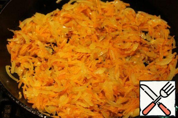 Fry carrots and onions.