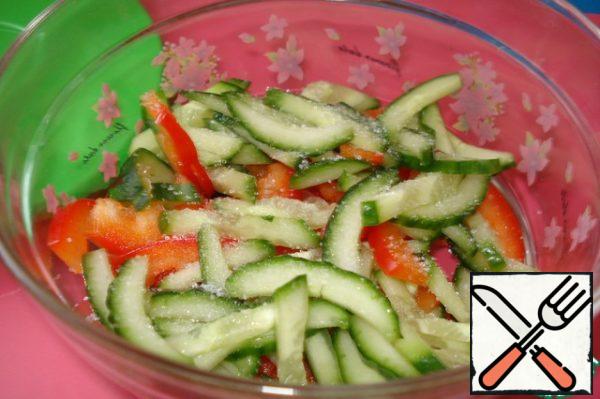 Put everything in a salad bowl and add a little salt so that cucumbers and peppers give away excess water.
