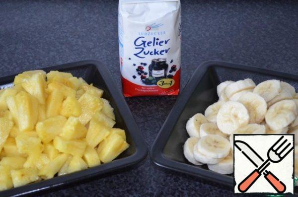Peel the fruit, remove the hard part of the pineapple in the middle and cut into banana slices and pineapple slices.