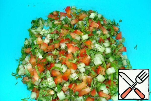 Bulgarian pepper (if it is of different colors, it will be more beautiful), cucumber cut into cubes, finely chop the greens. We mix it all together. Then take our balls and dip them in the vegetable mixture.