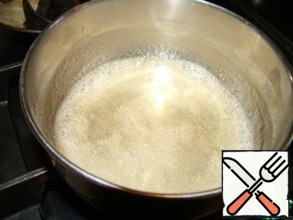 On a small fire, bring the mixture to a boil while stirring. It will thicken and turn into a gel. The gel need to boil 1-2 minutes so that the agar is fully dissolved. The main thing is to see that the gel is not burnt.