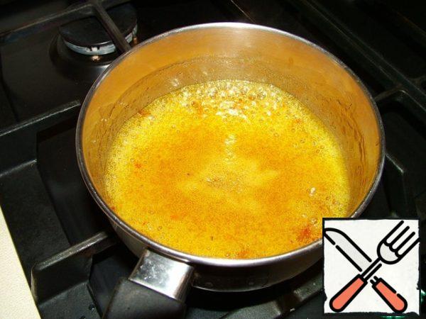 Add jam to the boiling gel. Carefully stir and cook for another 2 minutes with constant stirring, so that the gel is well distributed throughout the marmalade mass.