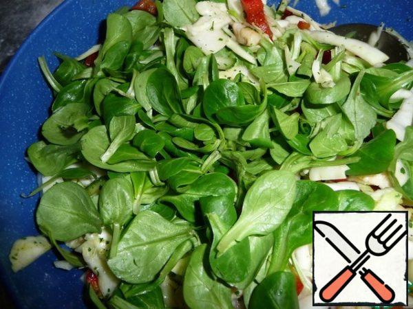 Add lettuce leaves (and without them), season with salt and pepper to taste. Mix it.