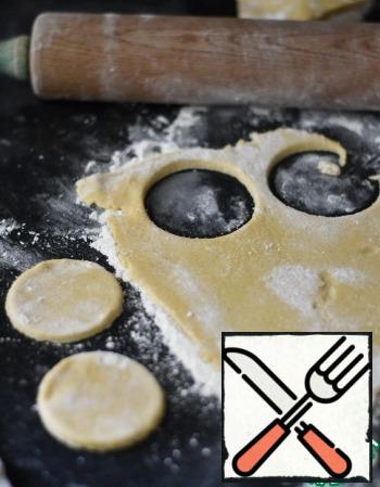 Table liberally sprinkle with flour. Roll out dough, measuring roughly 3-5 mm, not more.
Glass cut circles with a diameter of about 5 cm.
