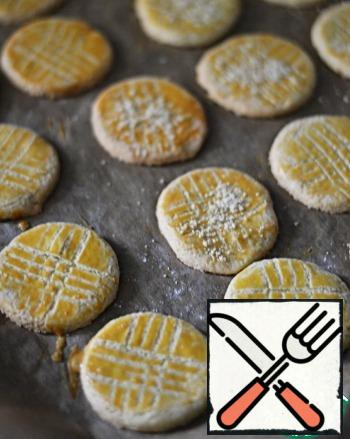 Bake in a hot oven for about 15-17 minutes at a temperature of 180 degrees. Keep track of time, maybe need more or less. The cookies should get a little Golden.