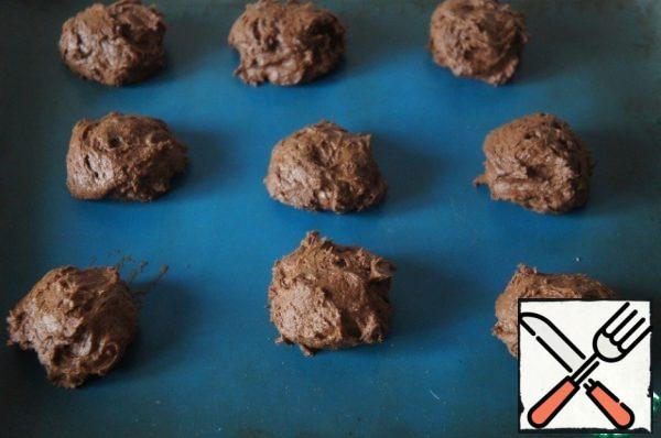 Put the dough on a baking sheet at a distance of about 2 cm from each other. Bake cookies for 10 to 12 minutes.
I got 20 cookies.