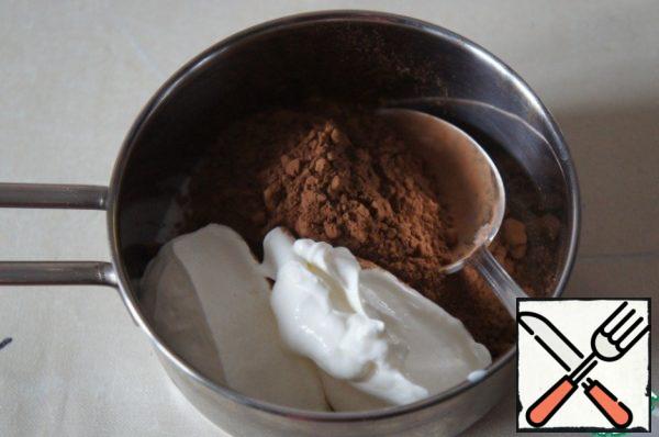 Mix sugar, cocoa and sour cream.