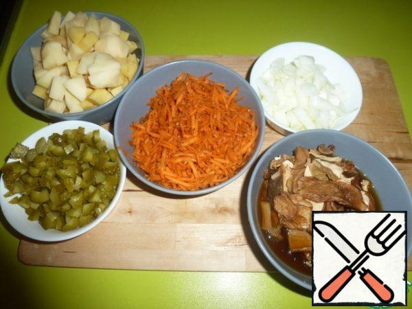 Cut potatoes, carrots, cucumbers and onions. Dried mushrooms pour boiling water, wait until soaked, and also cut.