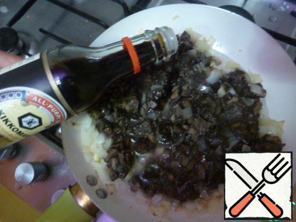 Add the mushrooms (after defrosting them). Fry. Add soy sauce and let it simmer for 5 minutes.
