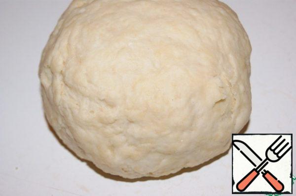 From flour, water, salt and 75 ml butter knead the dough. Roll the ball.