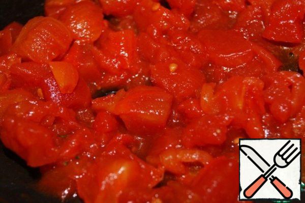 Cut into pieces and peeled tomatoes and seeds to simmer until almost complete evaporation of the liquid.