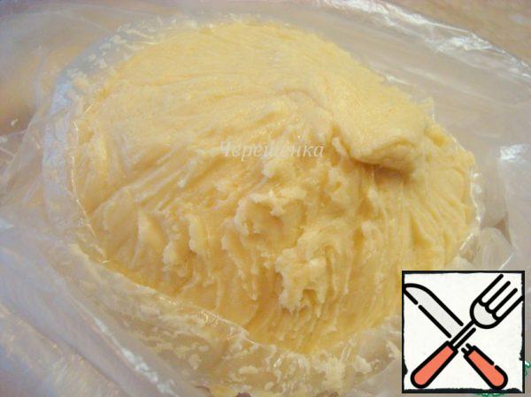 Form a ball of dough, wrap it in plastic wrap and put it in the refrigerator for 1-2 hours.

