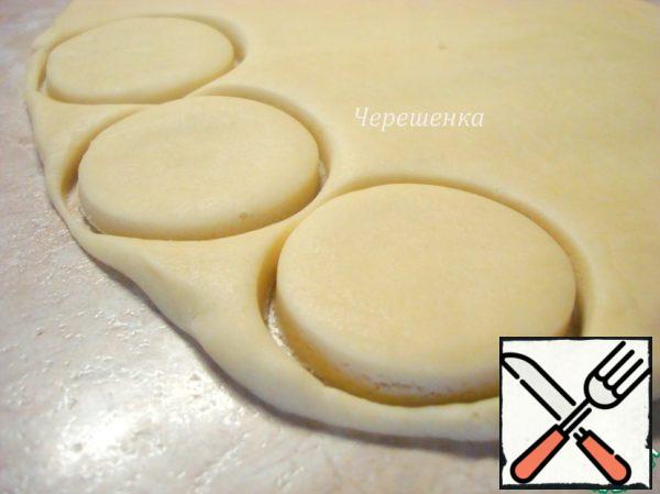 Remove dough from fridge, knead a little with your hands roll out on a floured table to a thickness of 1 cm Cut out circles with the diameter of your molds for muffins. By the way, without molds do not recommend cookies, it you just spread on the baking sheet.