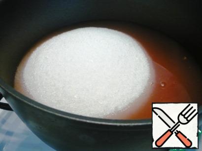 In a small saucepan pour 1 Cup of Apple juice, pour 2 cups of sugar and put on the stove.