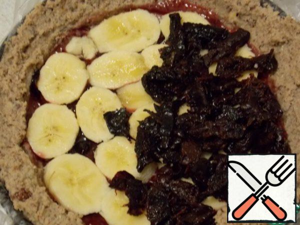 Bananas cut into wheels.
Dried apricots and prunes strips.
On the jam put half of bananas, put a layer of prunes on top.