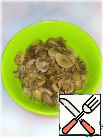 Boil mushrooms in salted water, do not pour water. Mushrooms are removed from the broth. If you have no desire to cook mushrooms, you can use canned, boiled mushrooms, but not pickled.