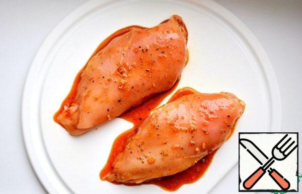 In a small bowl, mix the remaining ingredients (olive oil, soy sauce, paprika, nutmeg, garlic, honey) and mix. After three hours of marinade breast to remove the bone, you get 2 fillets, coat with spice mixture.