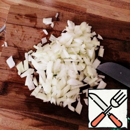 Cut the onions coarsely.