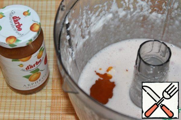 Milk with melted marshmallows and 2 tbsp apricot jam whisk with a blender into a fluffy mass.
