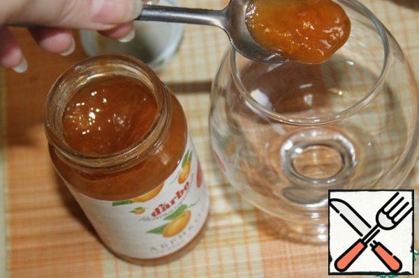 Put 1 tablespoon of apricot jam on the bottom of the cream.