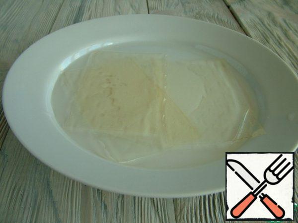 Gelatin (3 plates) should be soaked in 70 g of cold water for 10 minutes.
