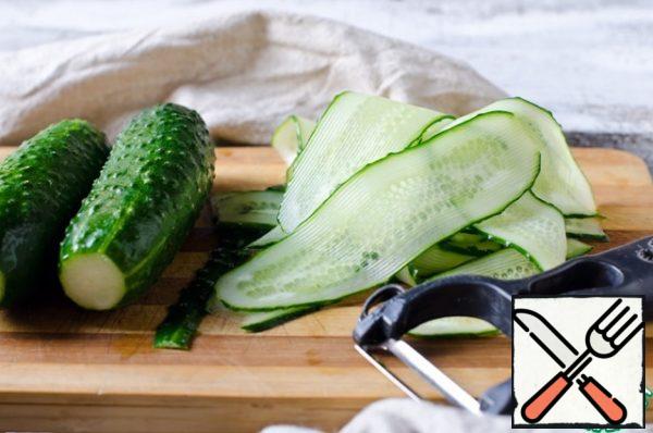 Cucumbers cut so vegetable knife, well, or don't know how it's called, if you don't have it, you can just thin slices.