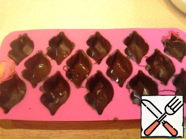 Pour the silicone mold with chocolate and stretch it on the sides. Put in the freezer for 10-15 minutes.