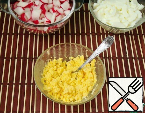 Wash and cut radish.
Proteins are separated from the yolks and cut into strips.