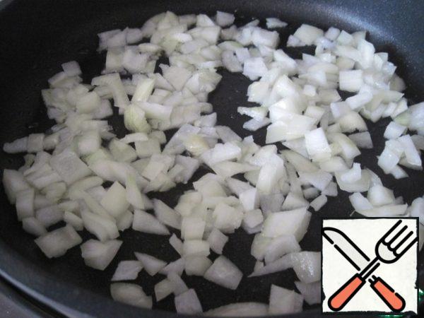 Fry the onion in vegetable oil.
