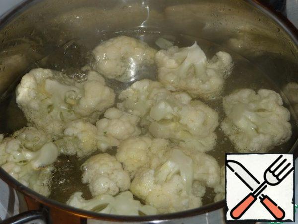 Boil the cabbage in boiling salt water for 3 minutes.