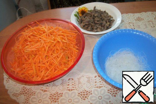 Carrots clean, RUB on a grater for Korean carrot. Funchoza pour boiling water for 2 minutes, then rinse and tear smaller, add to carrots. There also pour seasoning for carrots in Korean, mix everything.
