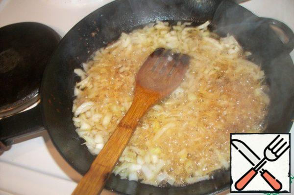 Cut the meat into thin strips, finely chop the onion. Pour a little vegetable oil on a hot frying pan. We throw the meat, fry it (the meat is cooked very quickly). Remove, cool, add to the carrots.
Meanwhile, pour the remains of vegetable oil, onion, vinegar into the pan. Fry, heat up and add to the carrots. Squeeze garlic through a press, add soy sauce and salt to taste.
If possible, let the salad brew (so it will be even tastier).

