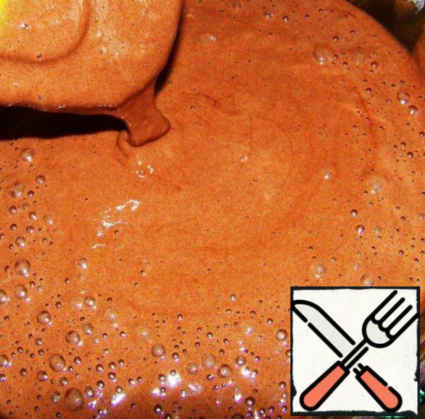 Add the sifted flour with baking powder and cocoa powder. Here we get the dough.
We spread it in a greased bowl slow cooker. Install the BAKING program for 50 minutes.