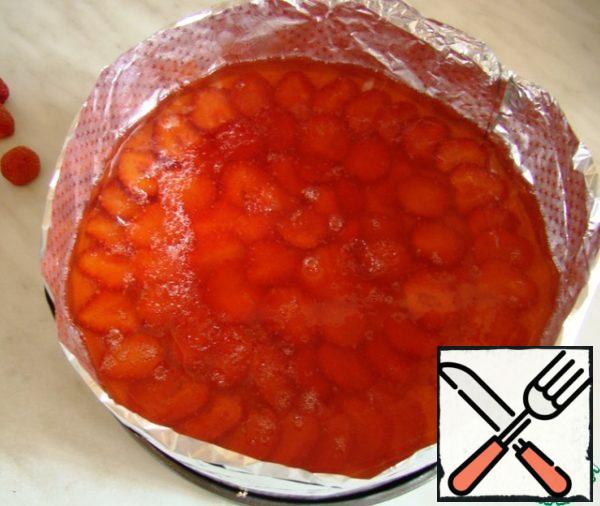 Pour strawberry jelly. You can make compote with gelatin. I used the finished jelly and diluted it according to the instructions on the package.
We send the pie back to the refrigerator until the jelly is completely solidified.