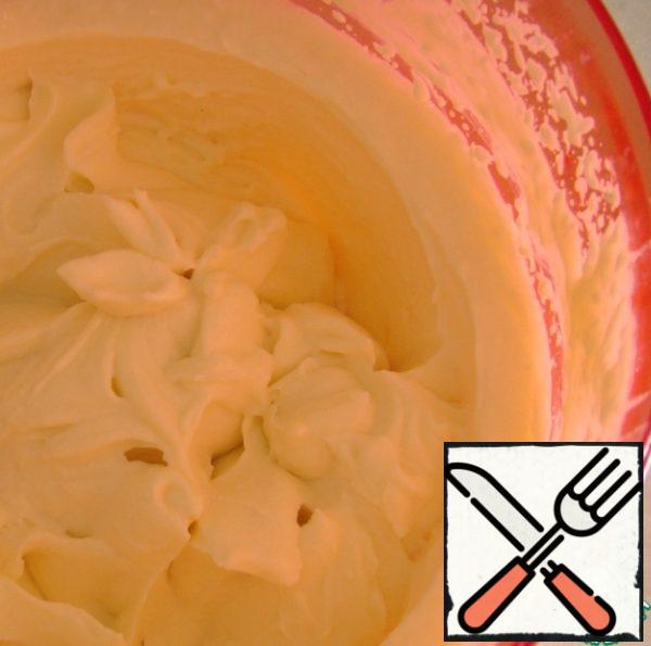 Whisk the cream with powdered sugar. And cover the sides of our cake and decorate.
